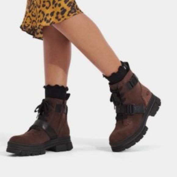 UGG Ashton Lace Up Suede - Picture 5 of 6